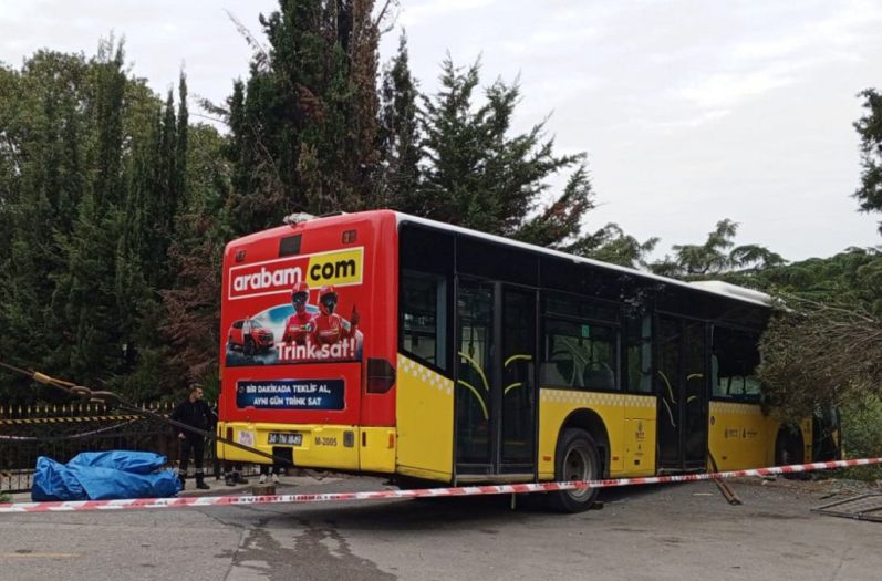 Strašne scene u Istanbulu: Autobus uletio na stanicu punu ljudi