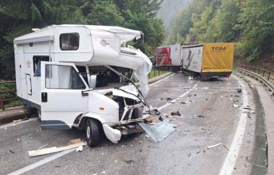 Stravična nesreća kod Travnika: Povrijeđena trudnica, put blokiran