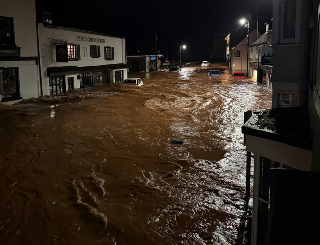 Stravična poplava u Velsu, rijeke teku ulicama
