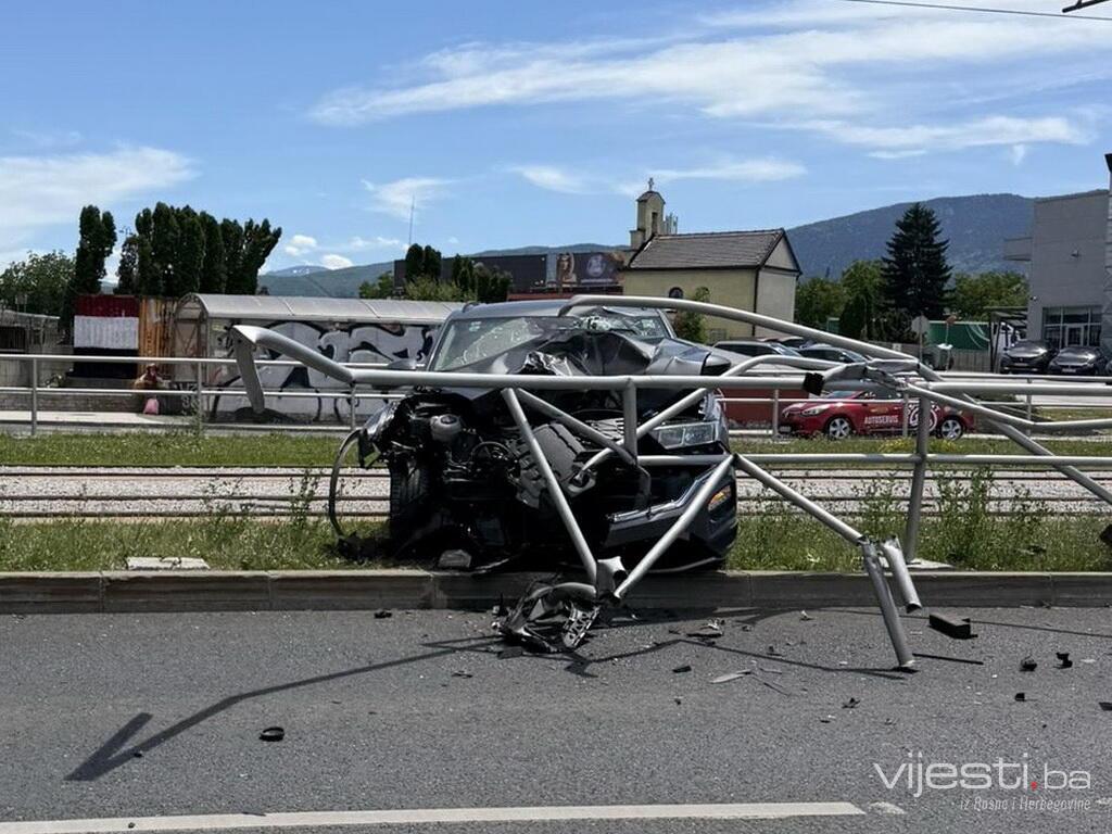 Stravične scene na Stupu: Auto smrskan završio u ogradi