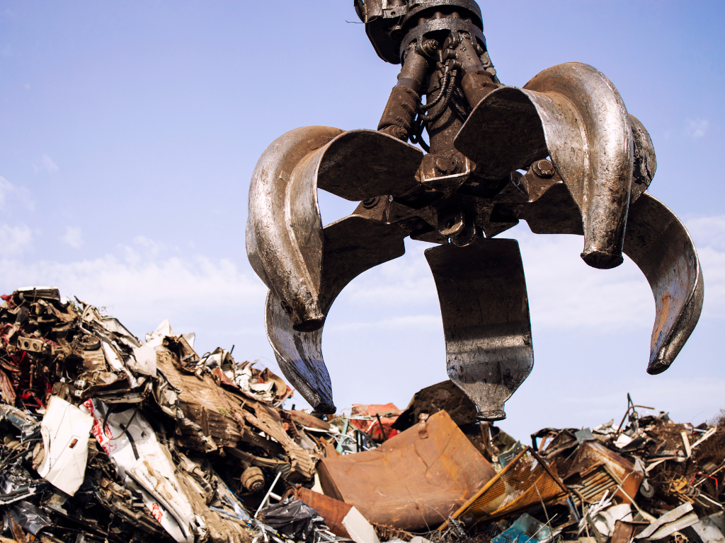 Stravično: Muškarac (82) zgnječen na smrt u autu na otpadu