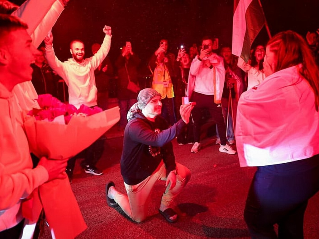 Student zaprosio djevojku na Mostu slobode u Novom Sadu