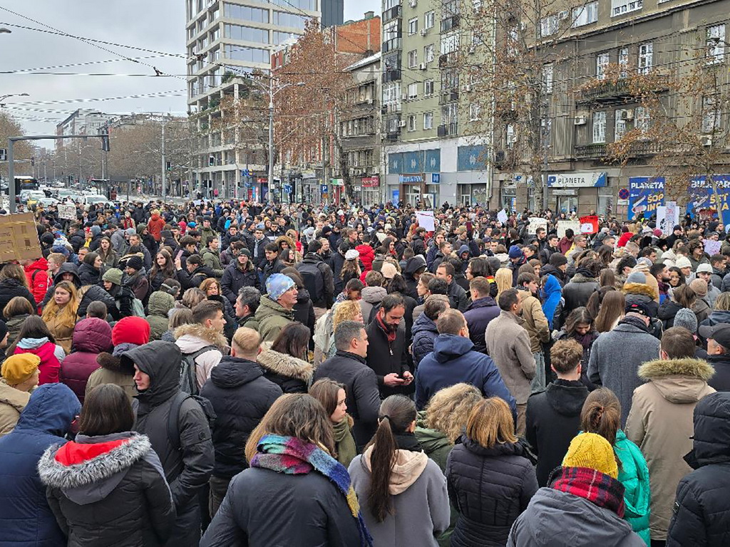 Studenti blokirali najprometnije raskrsnice u Novom Sadu i Beogradu