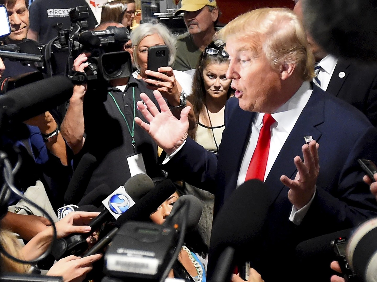 Sud naložio Trumpu da vrati pristup novinarima CNN-a, MS NOW-a i Politica