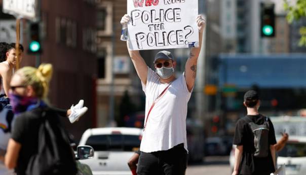 Sud u Denveru zabranio policiji upotrebu suzavca