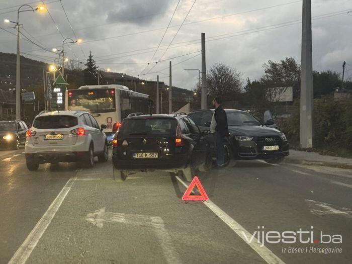Sudar dva automobila na izlazu iz Vogošće