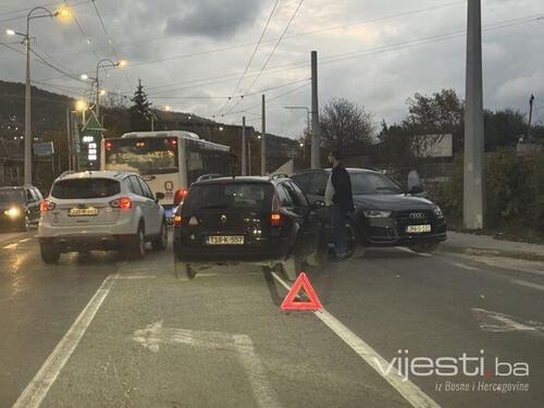 Sudar dva automobila na izlazu iz Vogošće