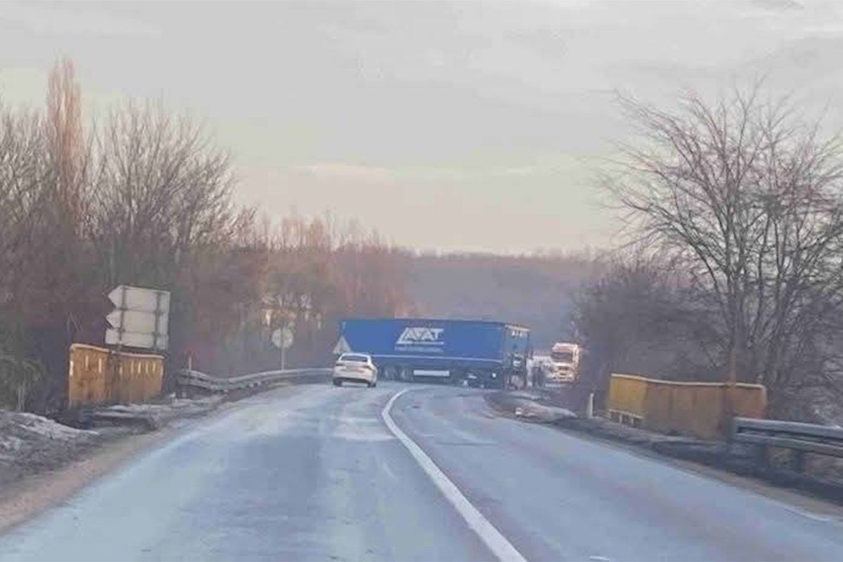 Sudar dva kamiona kod Doboja, cesta potpuno blokirana