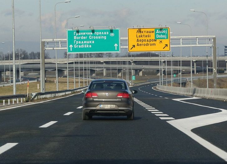 Sudar kamiona i automobila na autoputu Banjaluka-Bosanska Gradiška