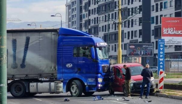 Sudar kamiona i automobila na Stupu, obustavljen saobraćaj