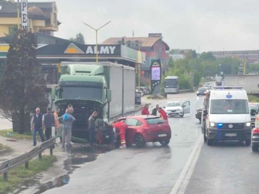 Sudar kamiona i automobila u Zenici, jedna osoba povrijeđena