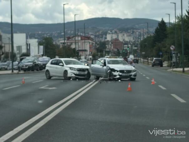 Sudar kod Sarajevskog aerodroma: Vozila razbijena, saobraćaj usporen