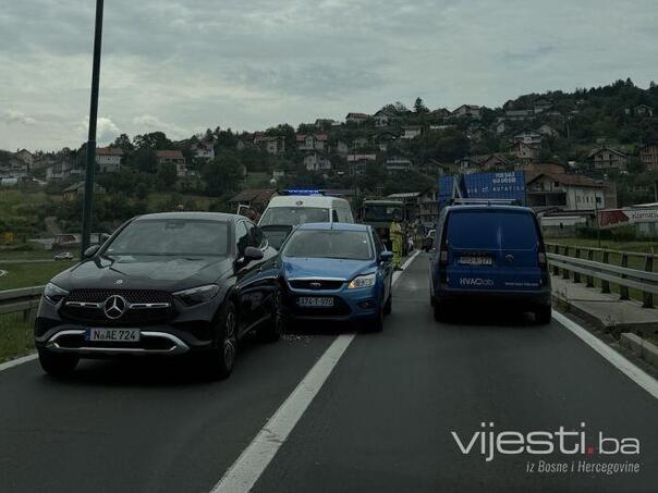 Sudar na izlazu iz Vogošće: Ford udario Mercedes iz Njemačke