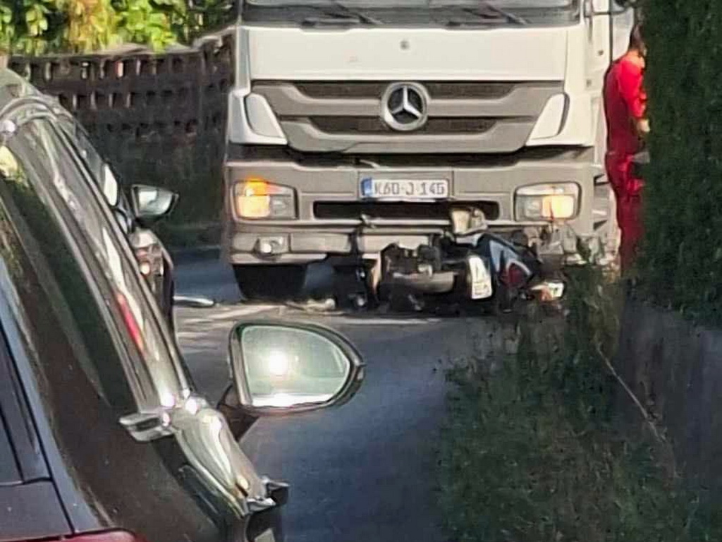 Sudar teretnog vozila i mopeda u Krojčici: Mladi vozač zadržan u UKC-u Tuzla