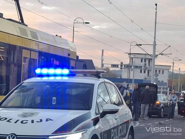 Sudar tramvaja i dva automobila u Sarajevu, jedna osoba završila u bolnici