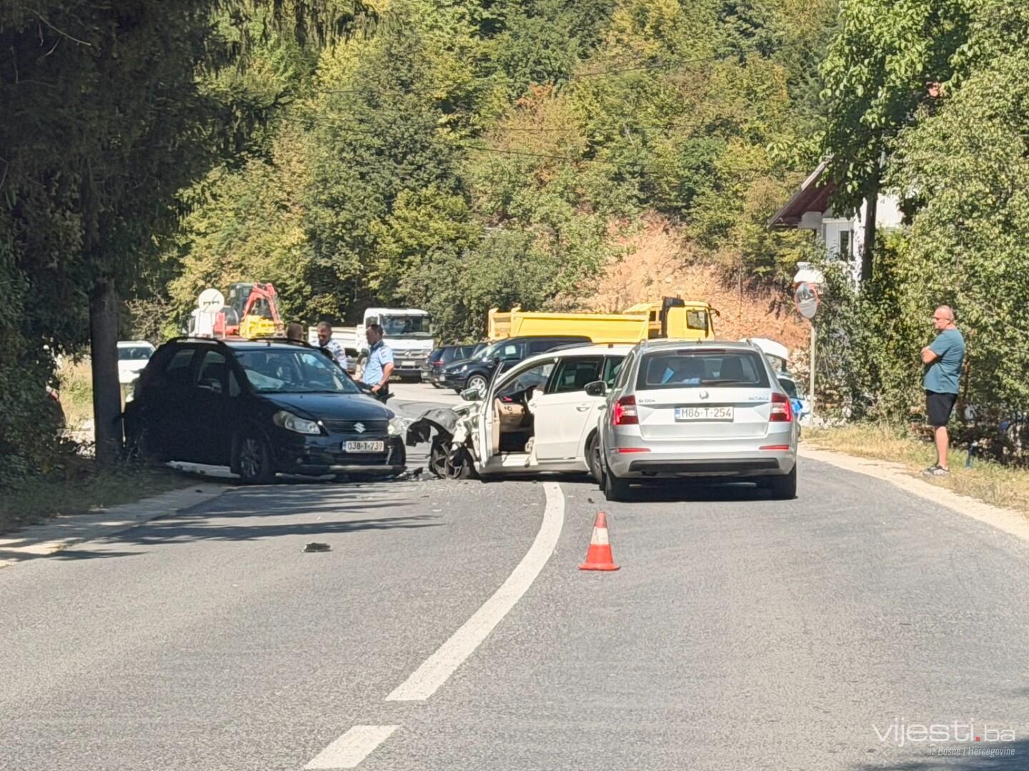 Sudar tri vozila na putu Krupac–Igman, saobraćaj obustavljen