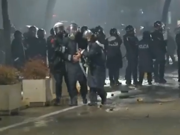 Sukobi i tenzije na protestima opozicije u Tirani: Pirotehnika, suzavci, vodeni topovi...