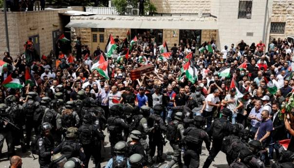 Sukobi izraelske policije i Palestinaca tokom sahrane novinarke Al Jazeere