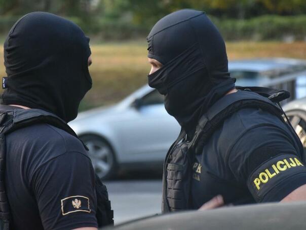 Crnogorska policija blokirala čarter iz Beograda, na meti Vučićevi ljudi