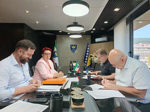 Sutra će biti isplaćen regres za oko 8.300 zaposlenih u institucijama i ustanovama u ZDK