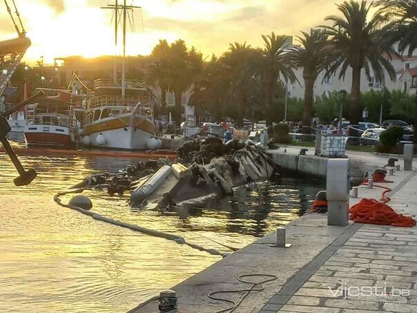 Sutra počinje uklanjanje izgorjele jahte u Makarskoj