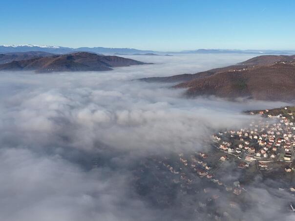 Sutra pretežno oblačno vrijeme, slaba kiša u večernjim satima