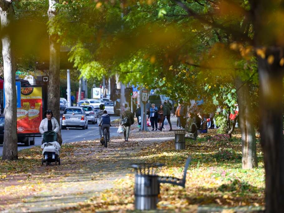Sutra sunčano uz malu do umjerenu oblačnost, dnevna temperatura do 20 stepeni