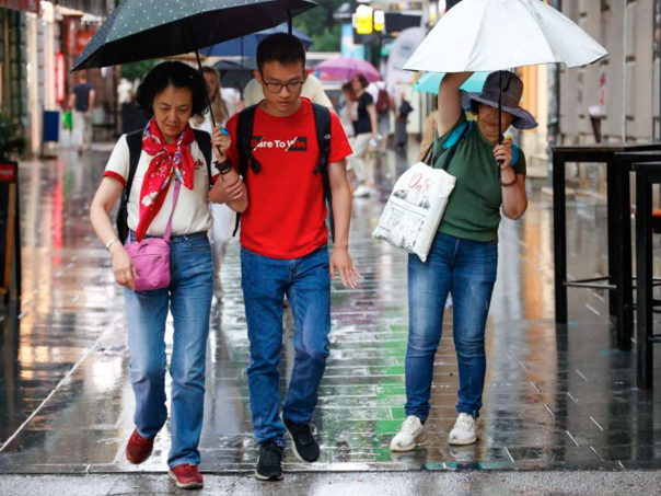 Sutra sunčano uz umjeren razvoj oblačnosti, mogući lokalni pljuskovi i grmljavina