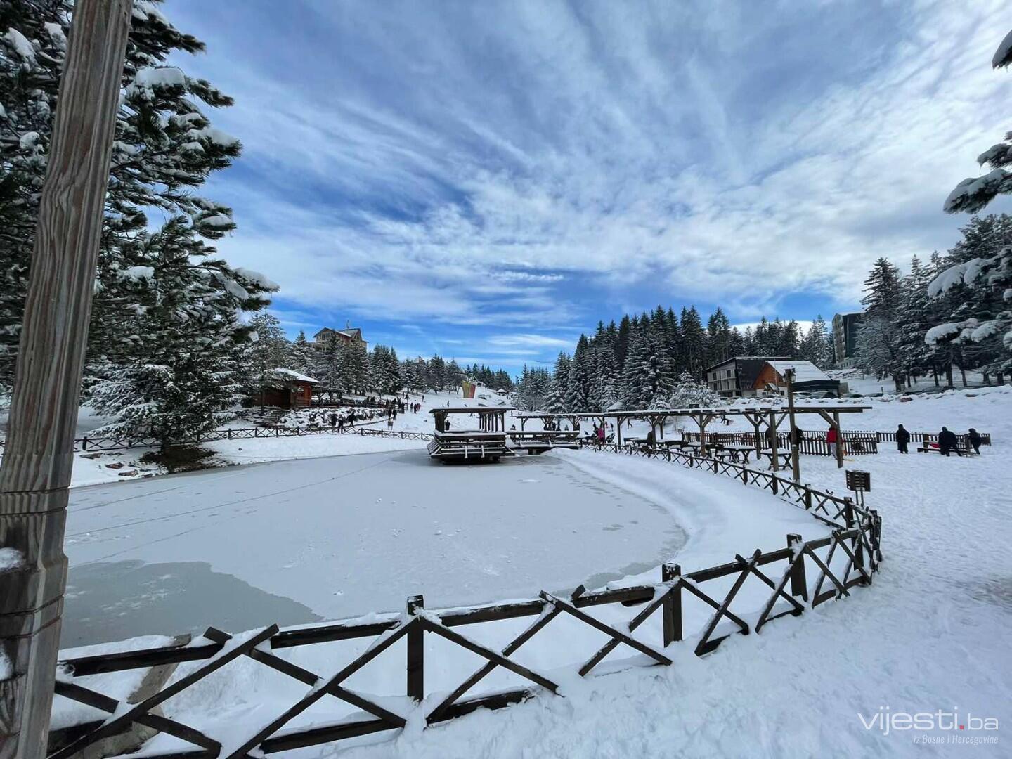 Sutra u Bosni nove snježne padavine, na planinama do 40 cm