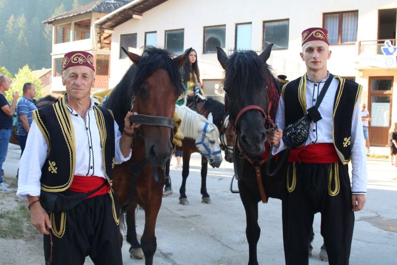 Svečani ispraćaj u Karau­li: Konjanici čuvaju tradiciju staru više od 500 godina