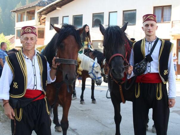 Svečani ispraćaj u Karauli: Konjanici čuvaju tradiciju staru više od 500 godina