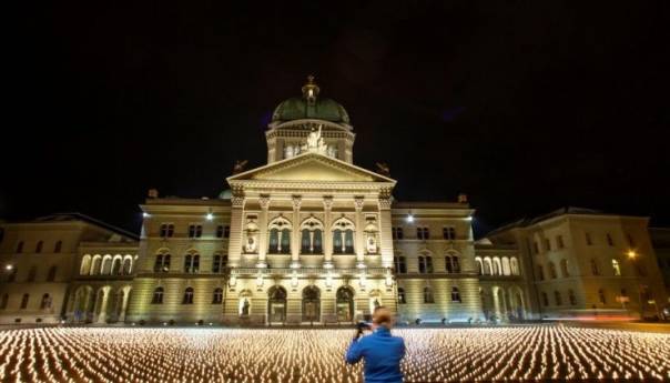 Švicarci zapalili 11 000 svijeća za žrtve covida-19