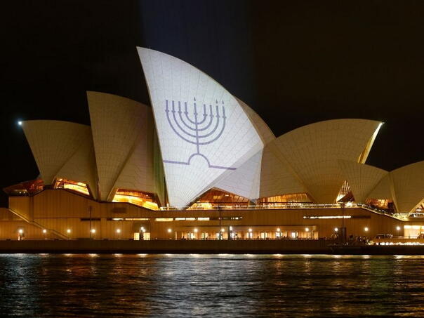 Sydneyjska opera osvijetljena menorom u znak podrške židovskoj zajednici