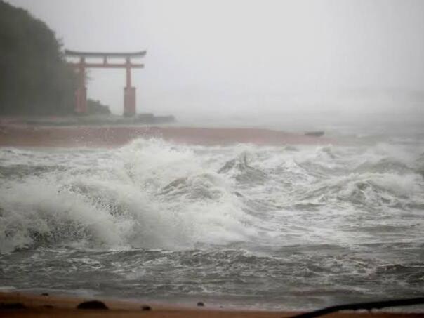 Tajfun ide prema Japanu, evakuisano gotovo 260.000 ljudi