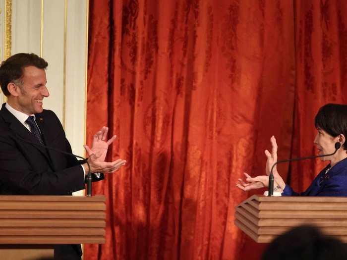 Takaichi i Macron u "Kamehameha" pozi pred kamerama