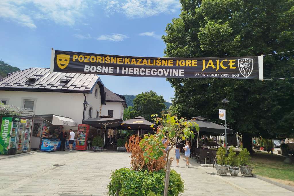 "Tango" Narodnog pozorišta Tuzla na sceni Doma kulture Jajce