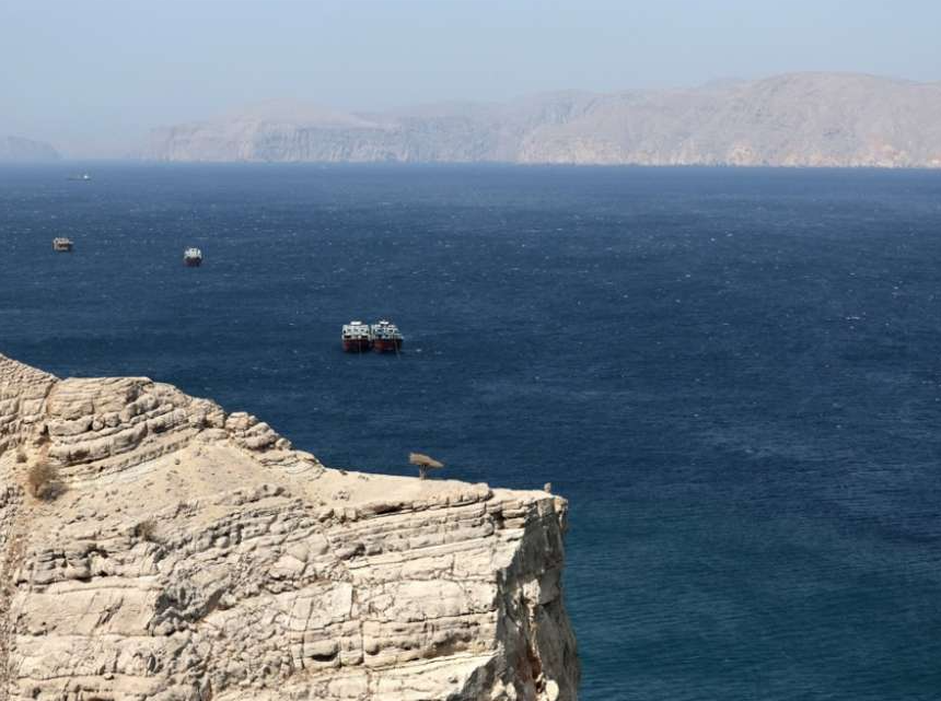 Tanker pogođen nepoznatim projektilom u Hormuškom moreuzu