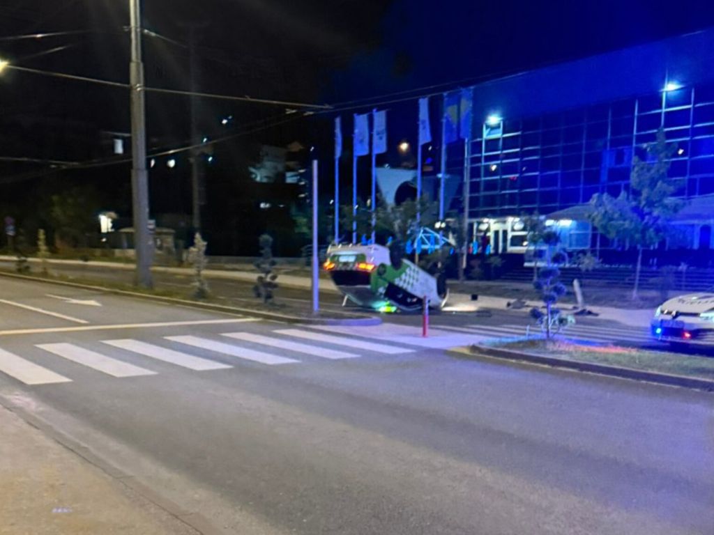 Taxi završio na krovu kod stadiona Grbavica