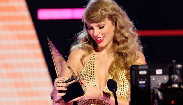Taylor Swift za ponovno snimljeni album osvojila American Music Award