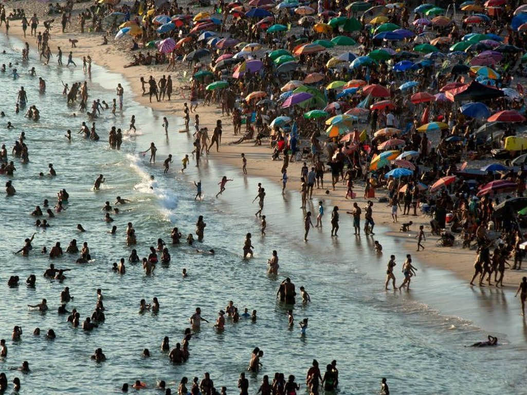 Temperatura u Riju dostigla čak 62 stepena, ljudi 'bježali' na plažu