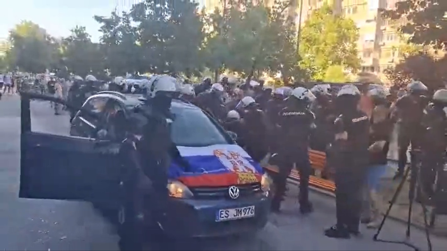 Tenzije u Novom Sadu: Blokirane ulice, privedeni autoprevoznik i njegov sin