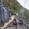 Teretni voz iskočio iz šina kod Rijeke, 11 vagona završilo u provaliji