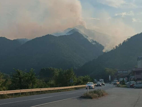 Teretno vozilo završilo u kanalu kod Žepča, vozač prebačen u bolnicu