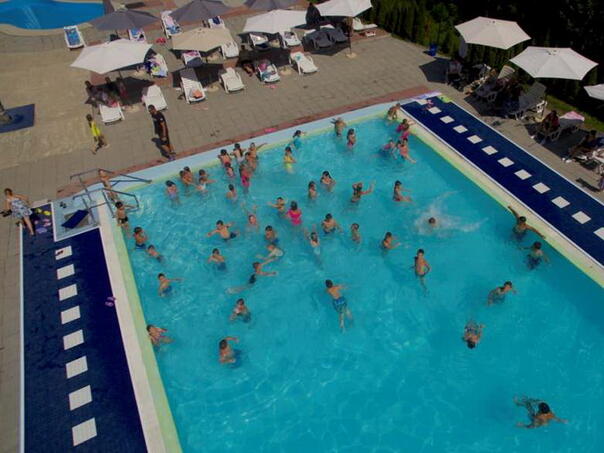 Tešanjski bazeni rade već punu sedmicu, 30. juna strata besplatna škola plivanja