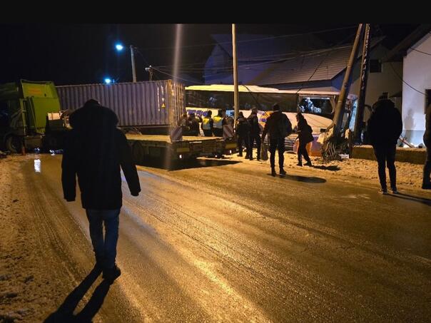 Teška nesreća kod Dervente: Sudarili se tri kamiona i autobus