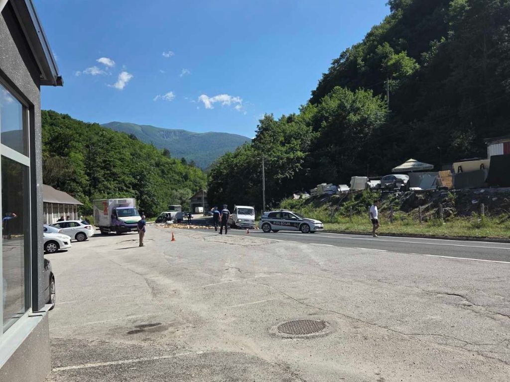 Teška nesreća kod Hadžića: Sudar tri vozila