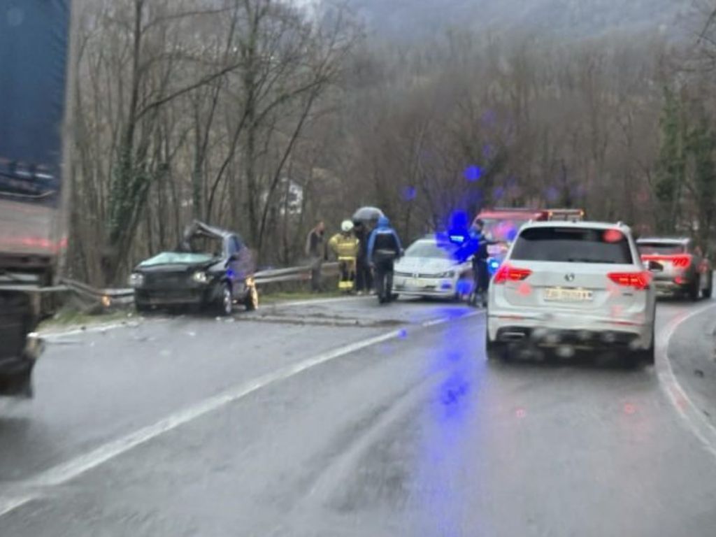 Teška nesreća kod Konjica: Vozač stradao nakon što je podletio pod kamion