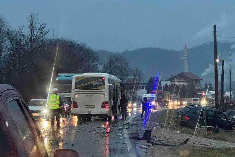 Teška nesreća kod Maglaja, sudarili se autobus i automobil