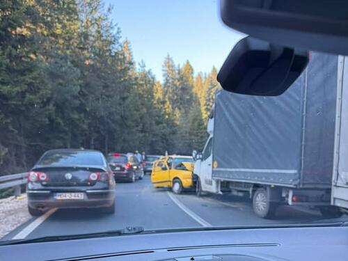 Teška nesreća kod Olova, saobraćaj u potpunosti obustavljen