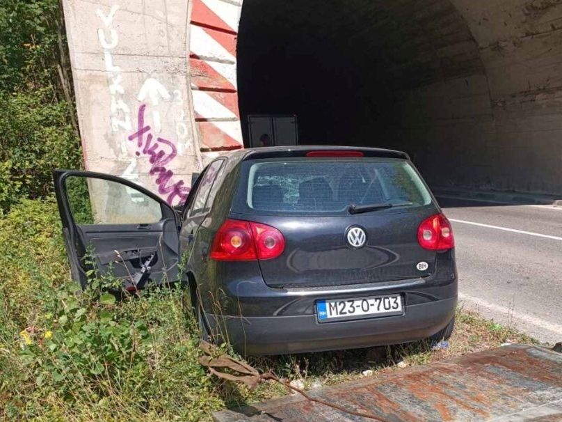 Teška nesreća kod Višegrada: Vozač Golfa poginuo nakon udara u zid tunela